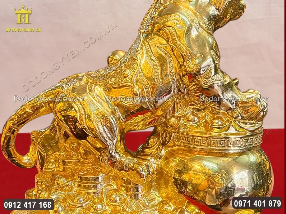 Từng họa tiết hoa văn của bức tượng Hổ được chạm khắc tỉ mỉ, sắc n&eacute;t